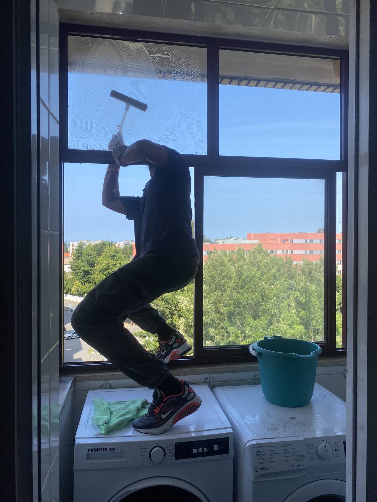 ESPECIALISTA: Manutenção e remodelação de casas; Construção de Estruturas interiores e exteriores, Aplicação de Piso Flutuante, Pintura, Limpeza Geral - Porto - Büroreinigung (regelmäßig)