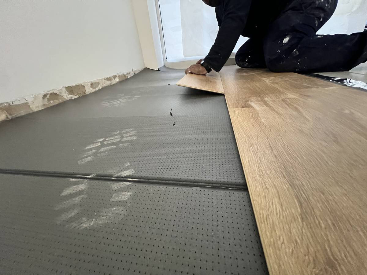 ESPECIALISTA: Manutenção e remodelação de casas; Construção de Estruturas interiores e exteriores, Aplicação de Piso Flutuante, Pintura, Limpeza Geral - Porto - Grundstücksreinigung
