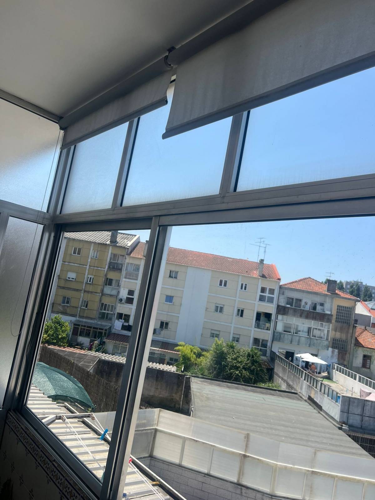 Serviços LIMPEZA ao domicílio/Escritório; Limpezas de Vidro, de Caixilharia, de paredes. Todos os serviços domésticos nós tratamos - Porto - Limpeza de Alcatifa