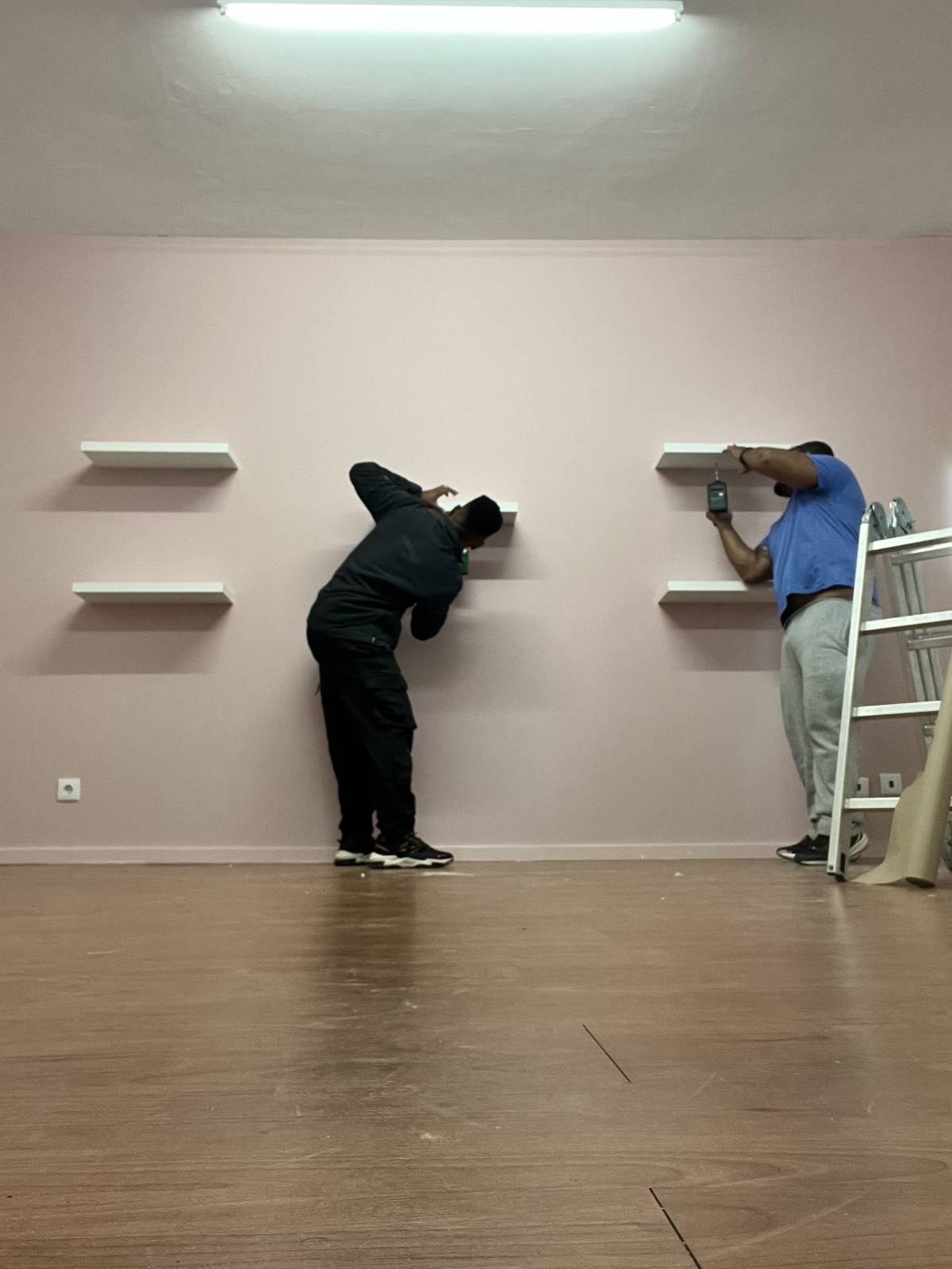 ESPECIALISTA: Manutenção e remodelação de casas; Construção de Estruturas interiores e exteriores, Aplicação de Piso Flutuante, Pintura, Limpeza Geral - Porto - Möbel reparieren