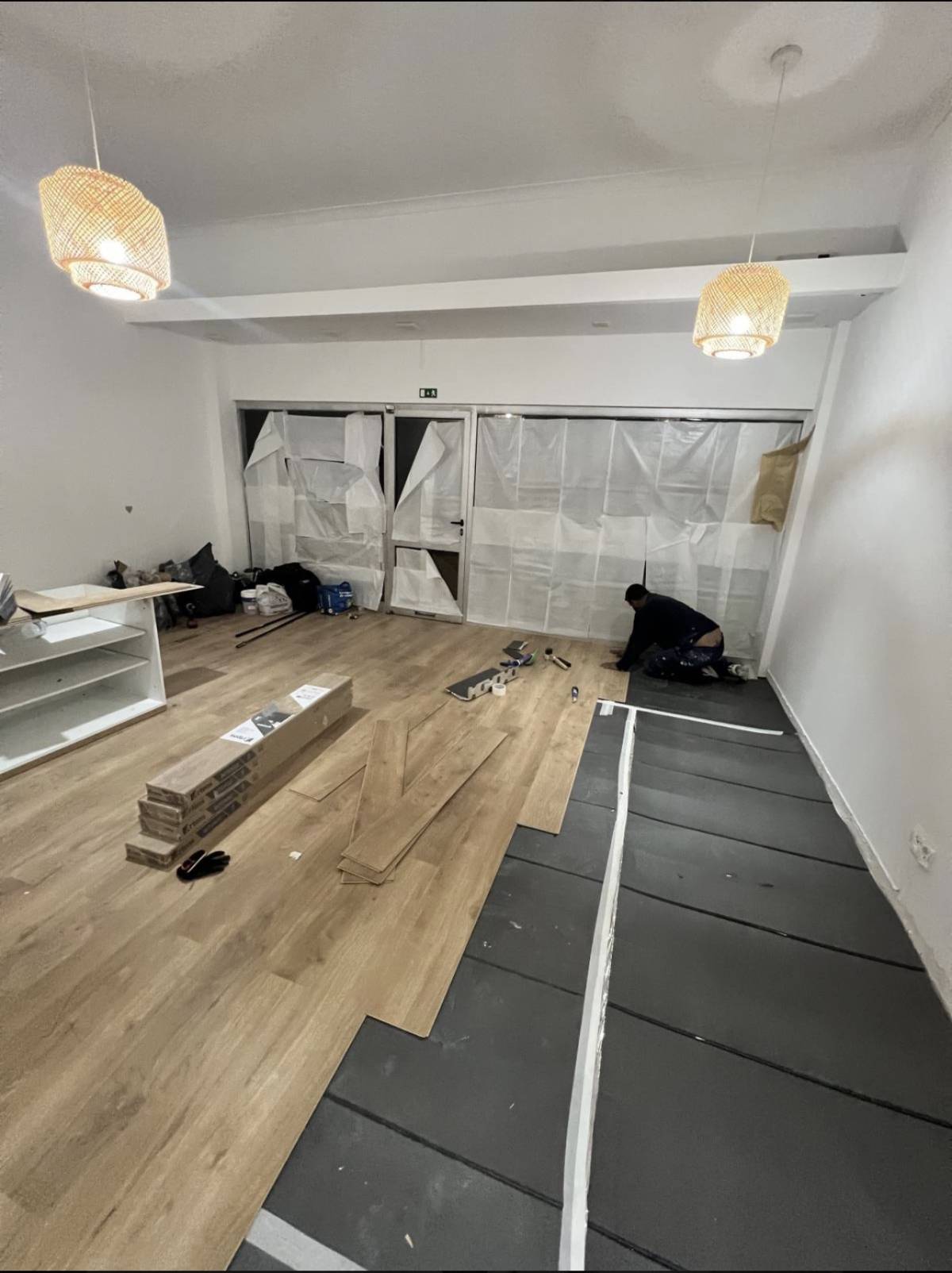 ESPECIALISTA: Manutenção e remodelação de casas; Construção de Estruturas interiores e exteriores, Aplicação de Piso Flutuante, Pintura, Limpeza Geral - Porto - Tapete ausbessern oder reparieren