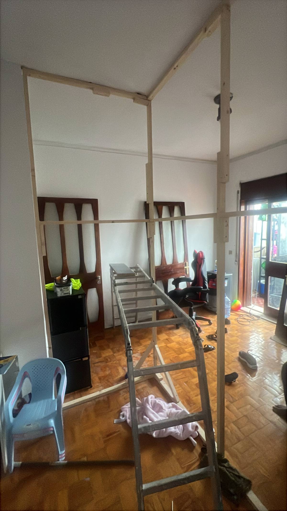 ESPECIALISTA: Manutenção e remodelação de casas; Construção de Estruturas interiores e exteriores, Aplicação de Piso Flutuante, Pintura, Limpeza Geral - Porto - Installation d'escaliers