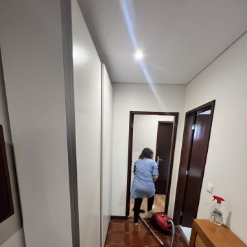 ESPECIALISTA: Manutenção e remodelação de casas; Construção de Estruturas interiores e exteriores, Aplicação de Piso Flutuante, Pintura, Limpeza Geral - Porto - Kinderbett montieren
