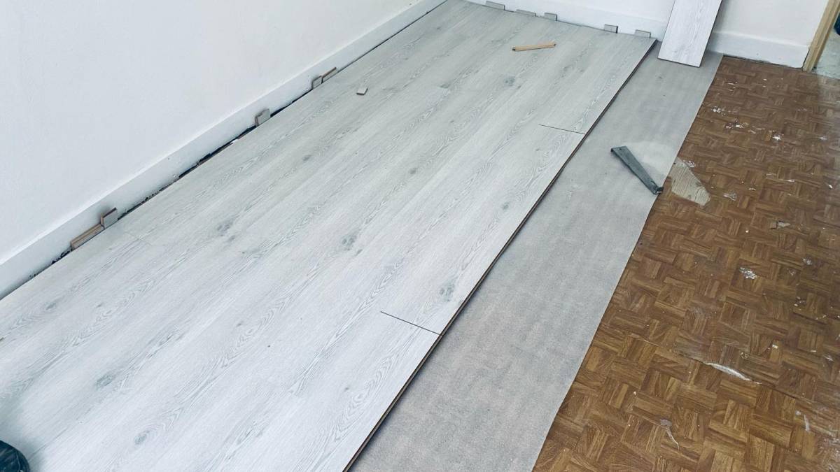 Alisson Costa - Castelo Branco - Vinyl- oder Linoleumboden reparieren oder ausbessern