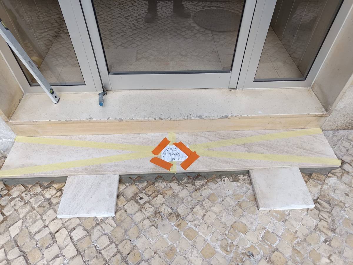 Empire build - Portimão - Door Painting