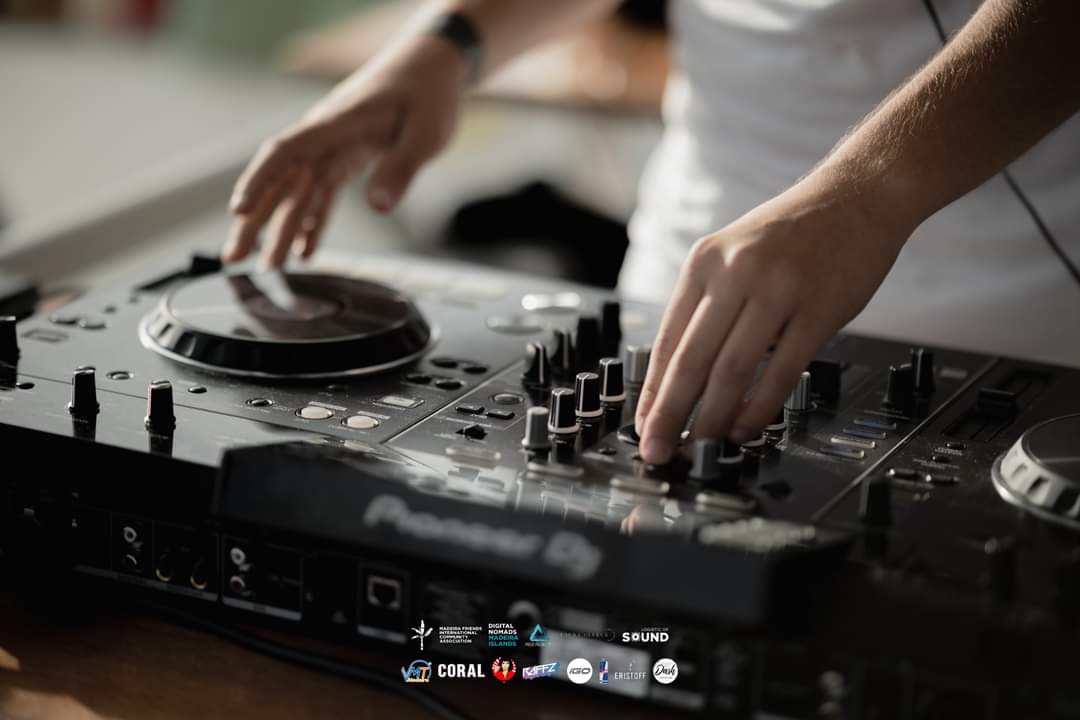 Rafael Nóbrega (DJ Raffz) - Odivelas - Aluguer de Equipamento Audiovisual para Eventos