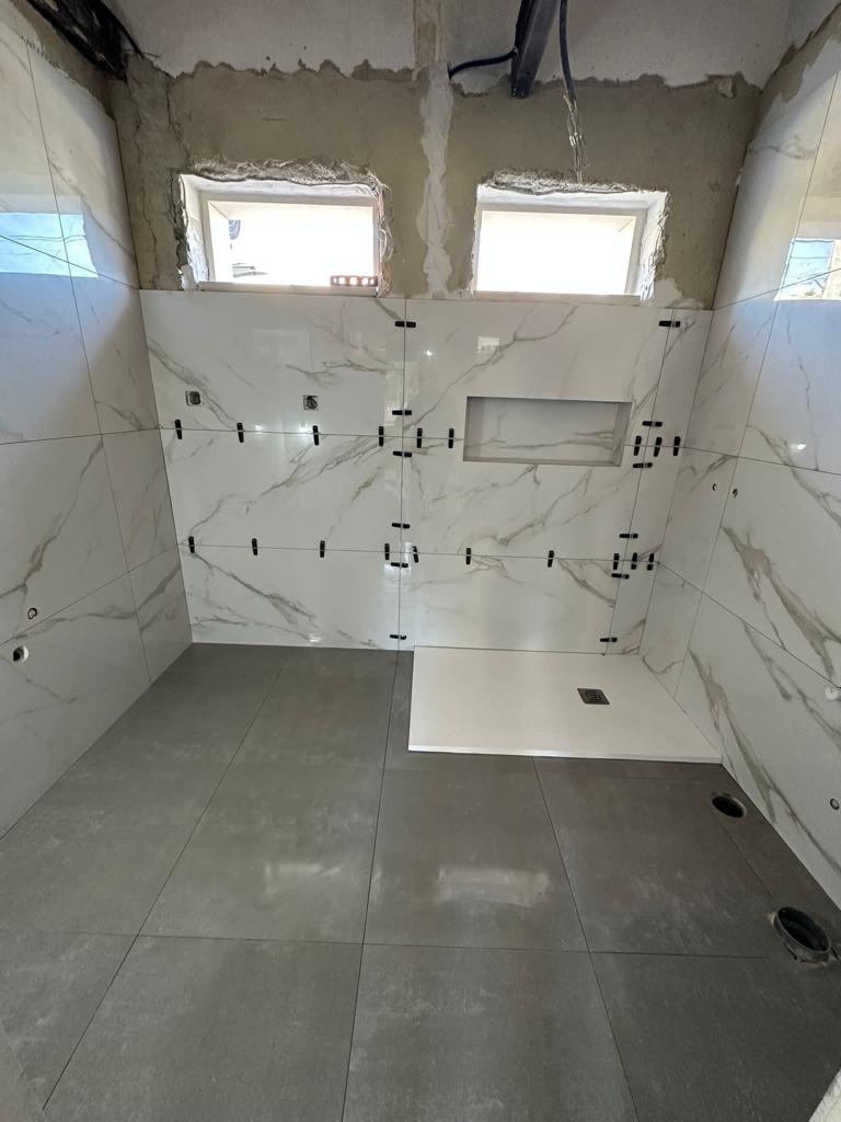 LIRIOS IMPARÁVEIS - Cascais - Siding Installation, Repair, or Removal