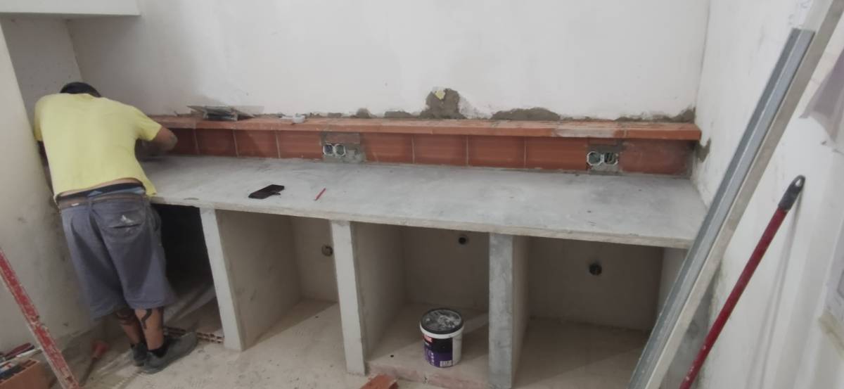 Souza Remodelações e Serviços Gerais - Leiria - Dachfenster montieren