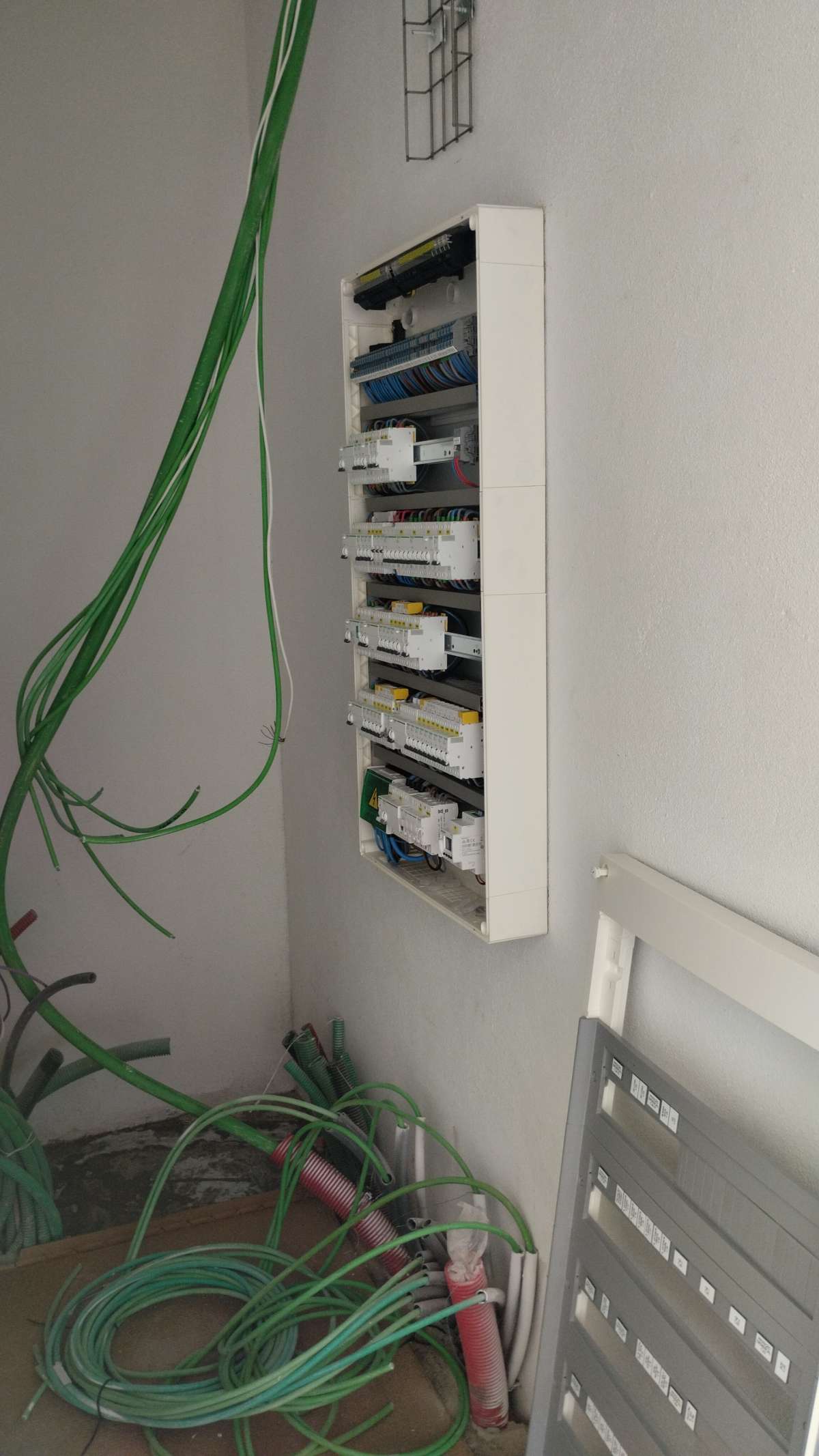 Gustavo Eletricista - Oeiras - Reparação de Interruptores e Tomadas
