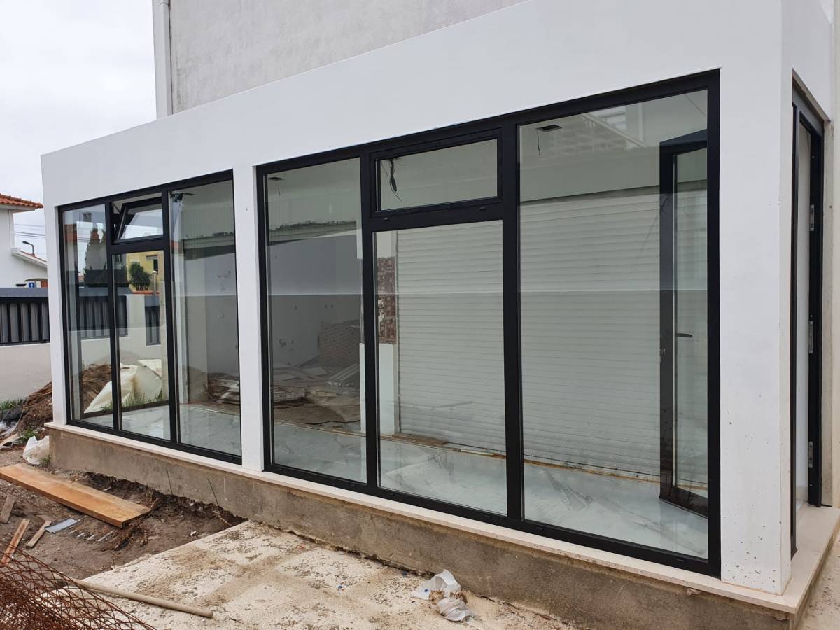 ESPECIALISTA EM JANELAS PVC ALUMÍNIO ESTORES Julio Torres - Sintra - Reparação de Portão de Garagem