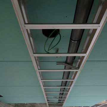 Nivel cero - Porto - Trockenbau und Aufhängen von Trockenbauwänden
