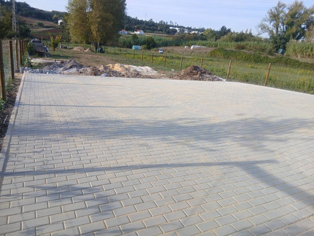 ARQSOLIS EMPREITADA. - Ourém - Demolição de Construções