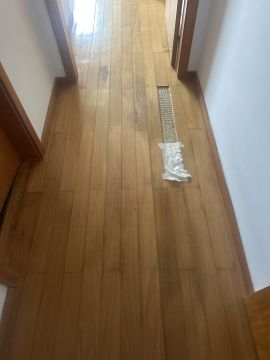 Carpintero para la reparación de suelos de madera o reemplazo parcial
