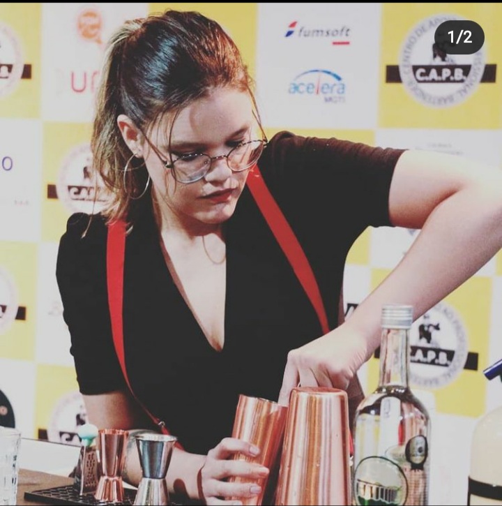 Camila Acarroni - Seixal - Bartending