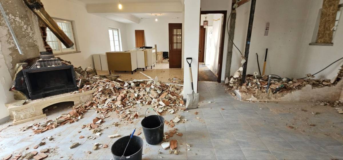 Serhii Molchanov - Oeiras - Asbestos Removal