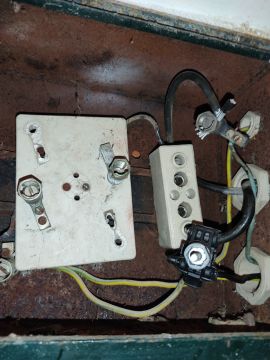 Eletricista (Reparação de Disjuntor)