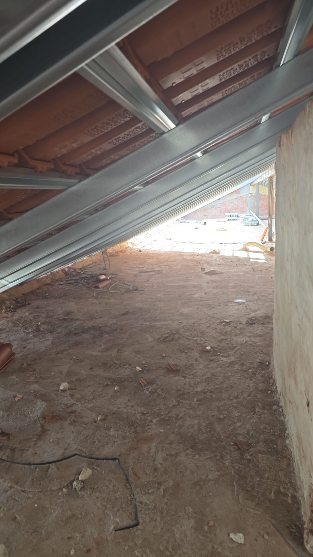 Volutas e arestas unipessoal lda - Rio Maior - Adición de pared interior