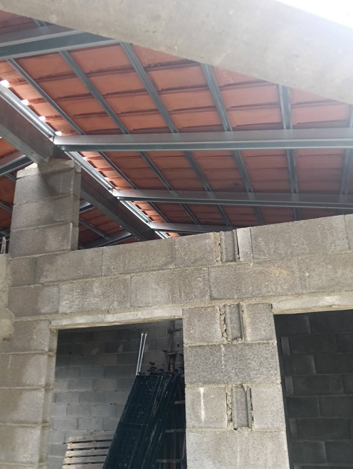 Volutas e arestas unipessoal lda - Rio Maior - Instalación o reemplazo de tejados