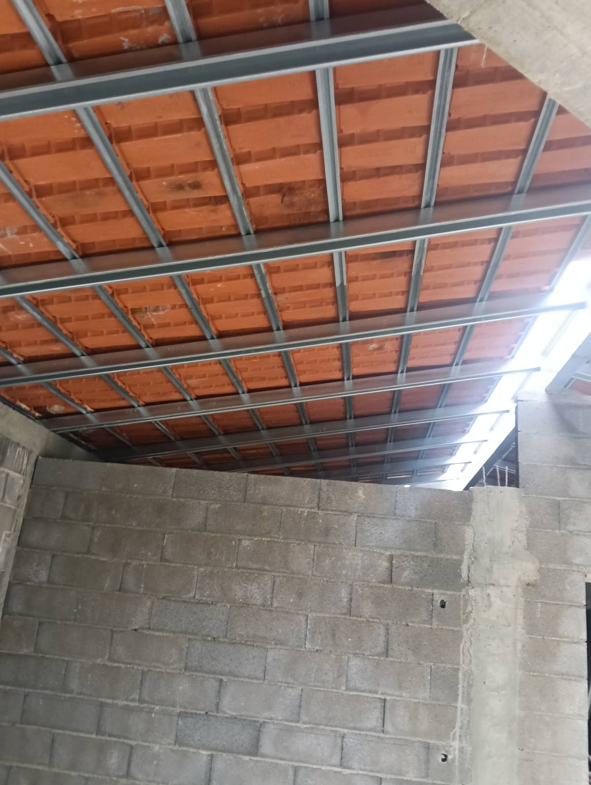 Volutas e arestas unipessoal lda - Rio Maior - Pintar puertas