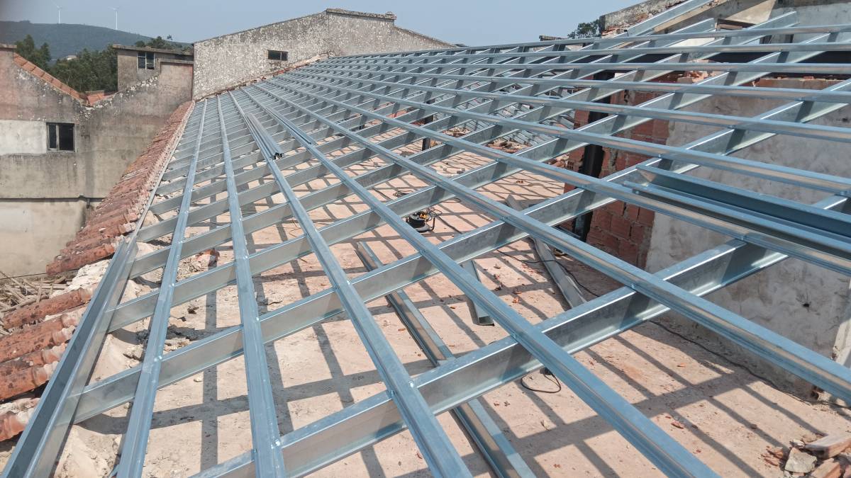 Volutas e arestas unipessoal lda - Rio Maior - Instalación o reemplazo de tejados