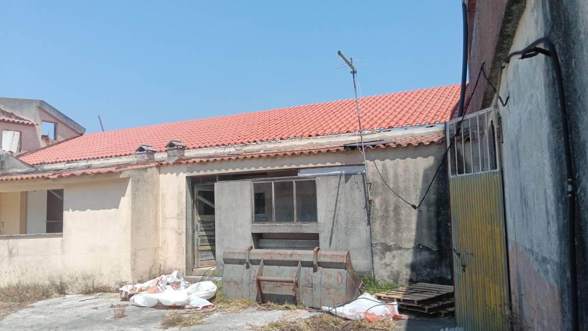 Volutas e arestas unipessoal lda - Rio Maior - Instalación o reemplazo de canaletas