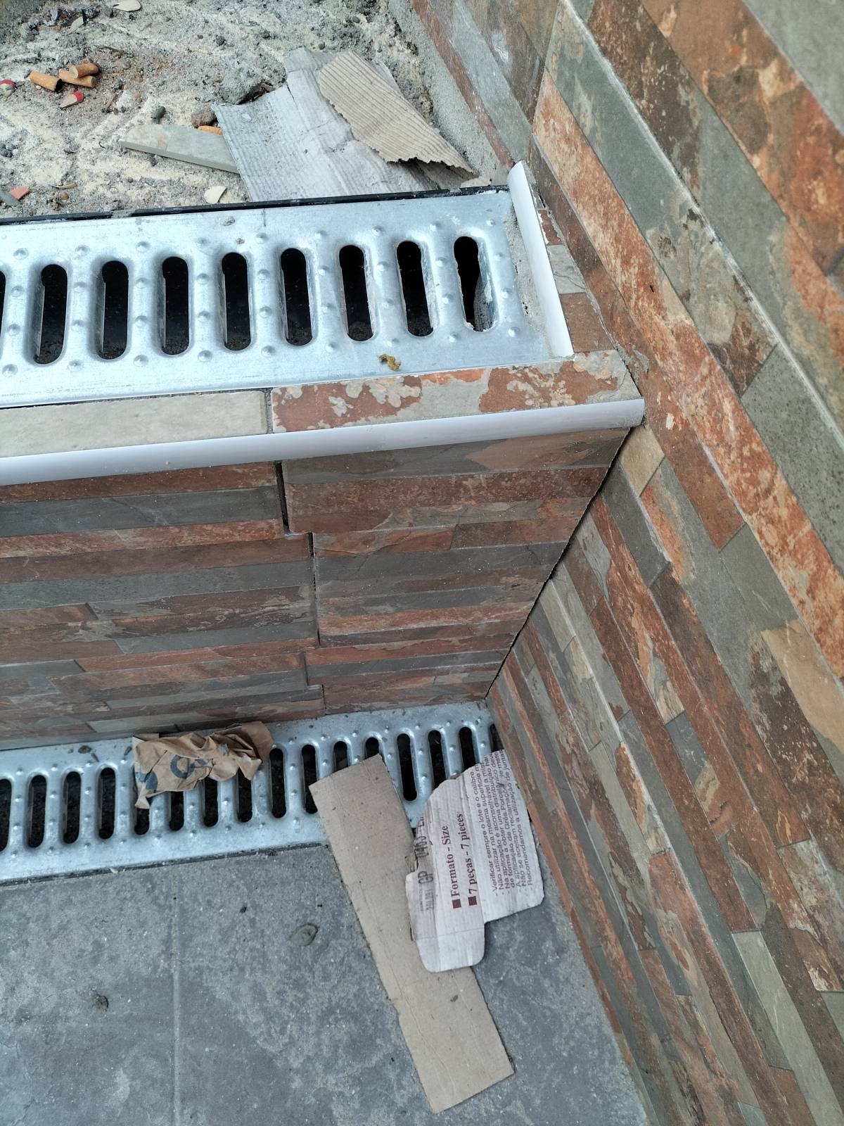 Volutas e arestas unipessoal lda - Rio Maior - Gutter Cleaning and Maintenance
