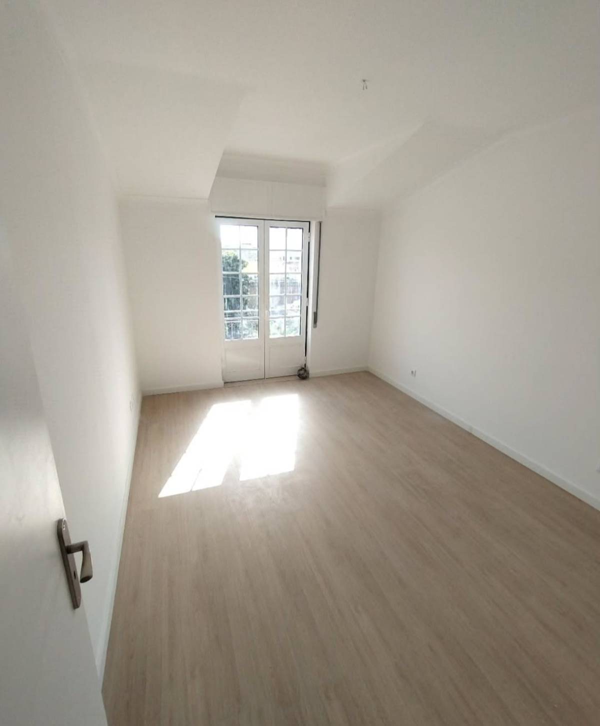 KELVYN ALENCAR PINTURA RESIDENCIAL E OUTROS - Entroncamento - Reparação ou Substituição de Pavimento Vinílico ou Linóleo