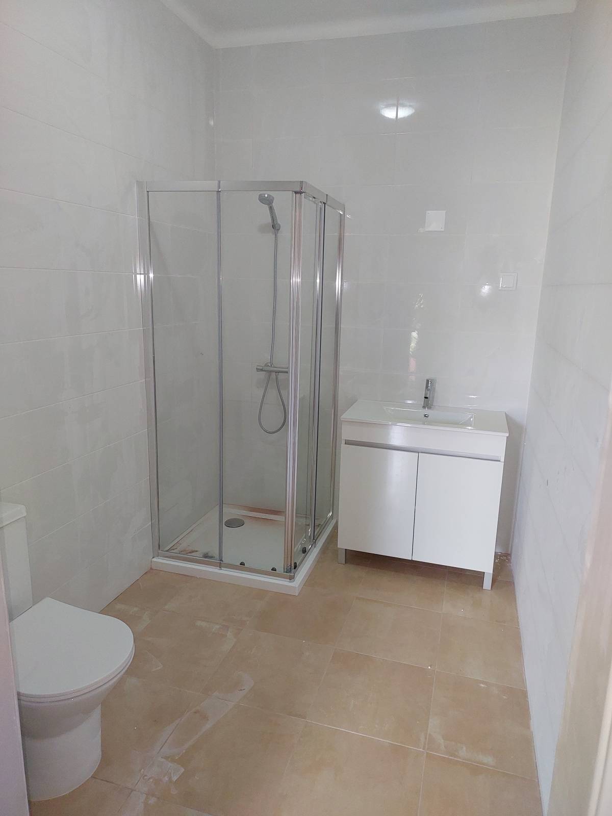 Santos remodelação - Faro - Sink and Faucet Installation