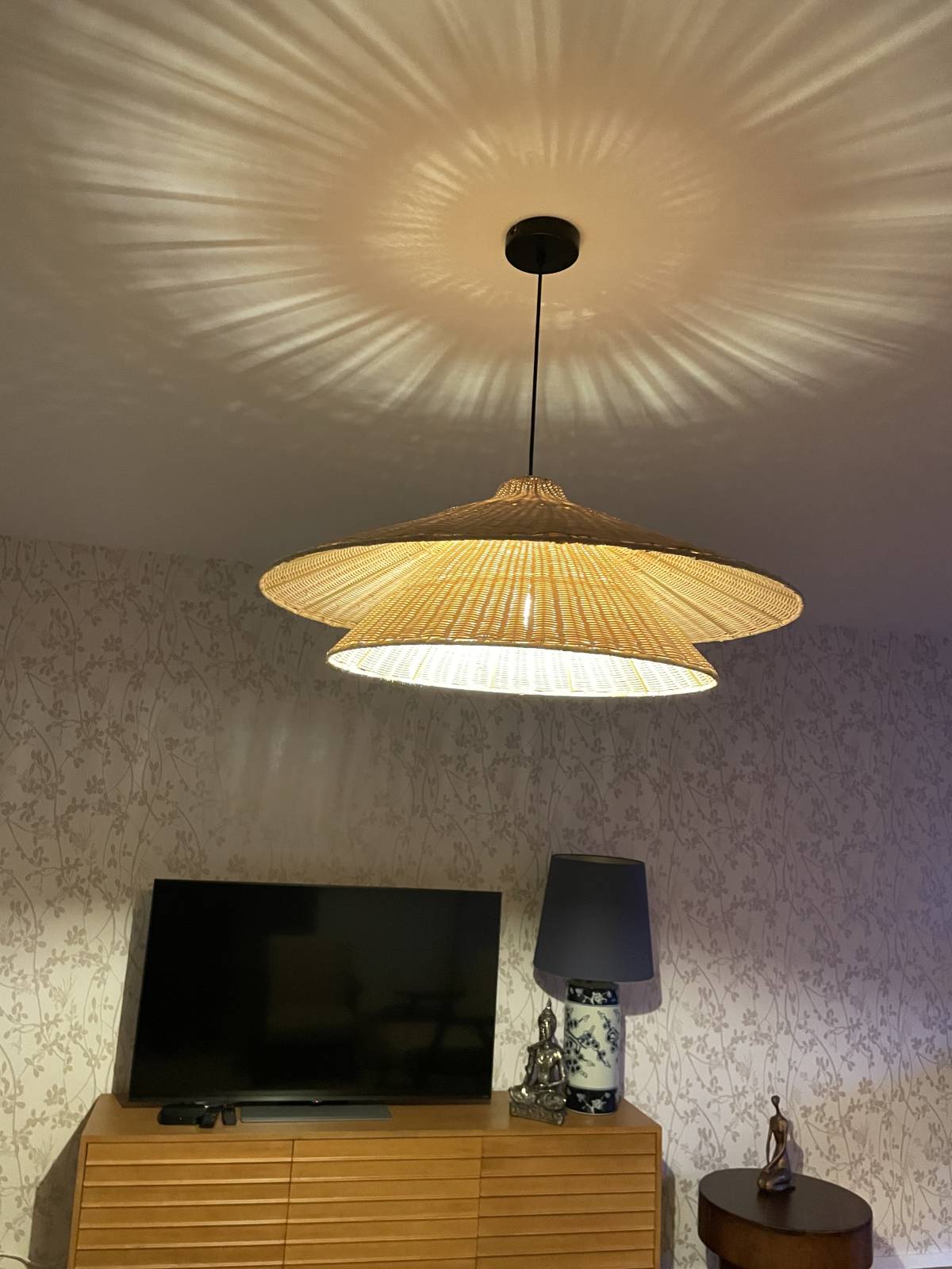 Handwerker für Lampeninstallation