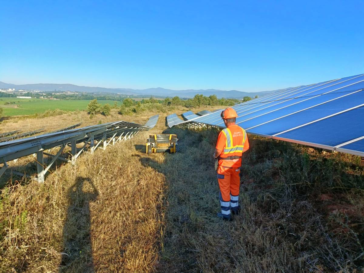 MANUTENÇÃO DE PARQUES FOTOVOLTAICOS - Covilhã - Dachreinigung