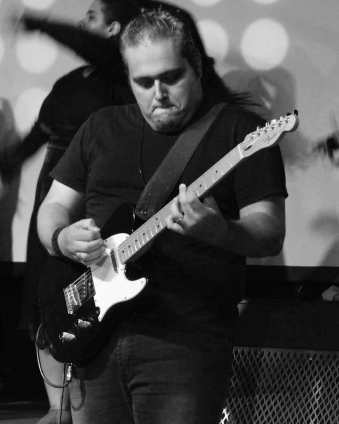 Thiago Menolli - Barreiro - Aulas de Guitarra Online