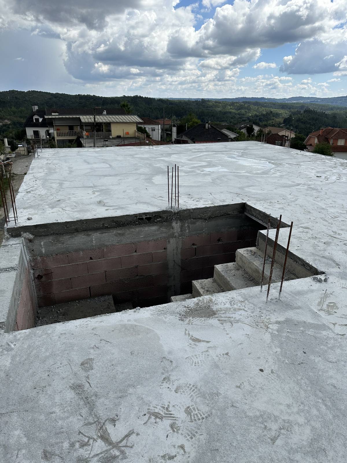 VHOUSE CONSTRUÇÃO CIVIL - São Pedro do Sul - Corte de Betão