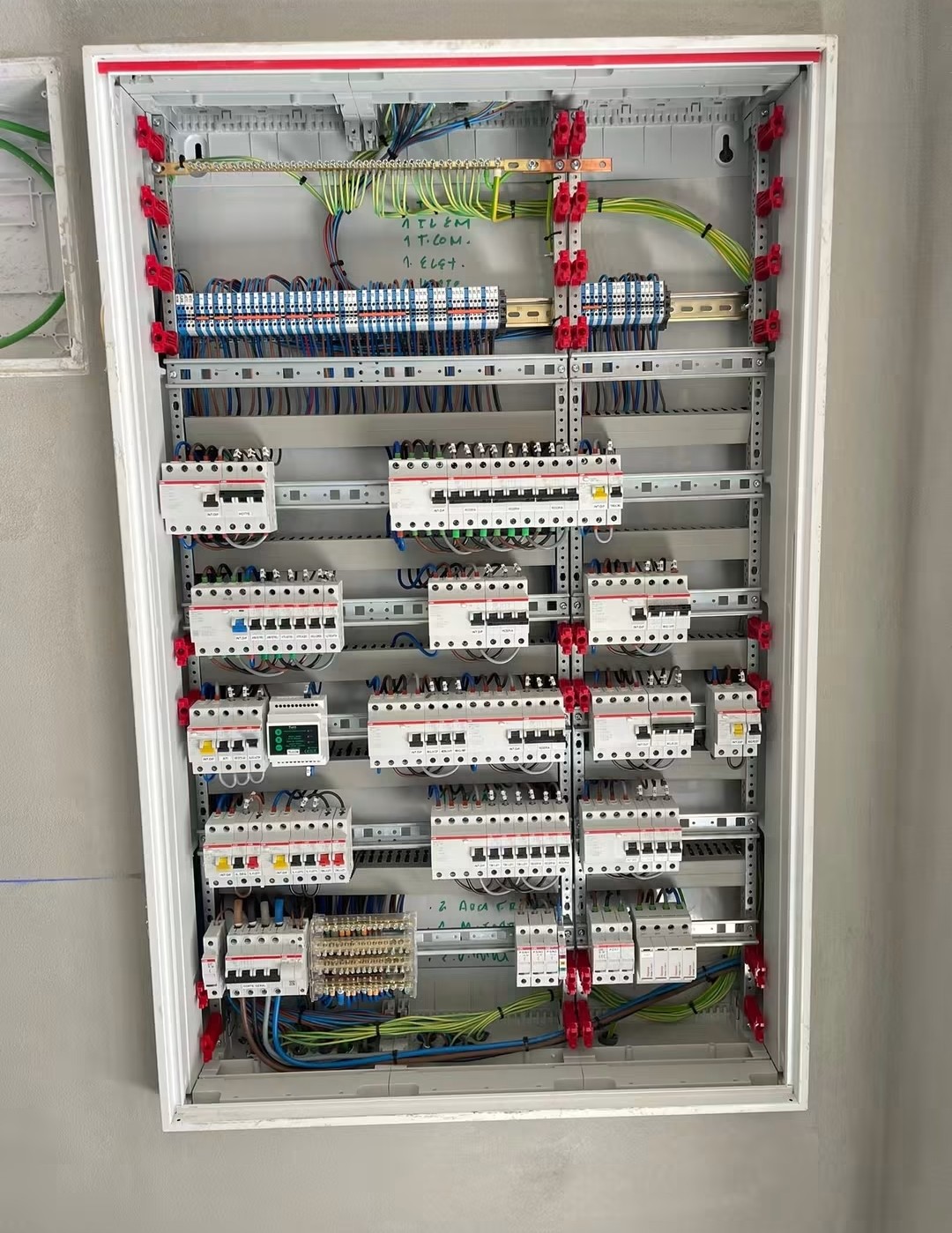 ALFA iluminaçao - Águeda - Reparación de interruptores y enchufes