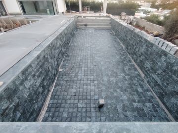 Valentin Mantea - Portimão - Roof Cleaning