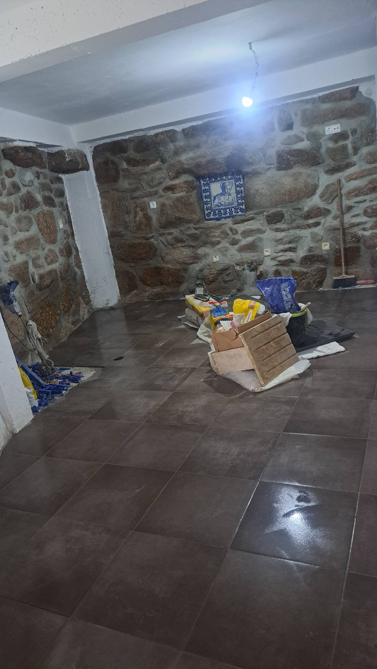 M renovaçoes - Viseu - Interior Wall Addition