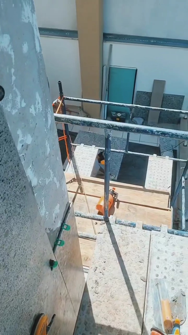 Tile setter Vanzella - Figueira da Foz - Flooring