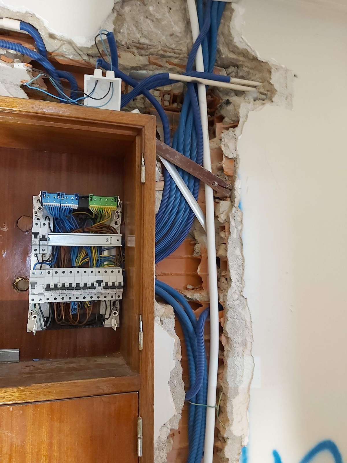 Marcio Silva - Amadora - Circuit Breaker Panel or Fuse Box Installation