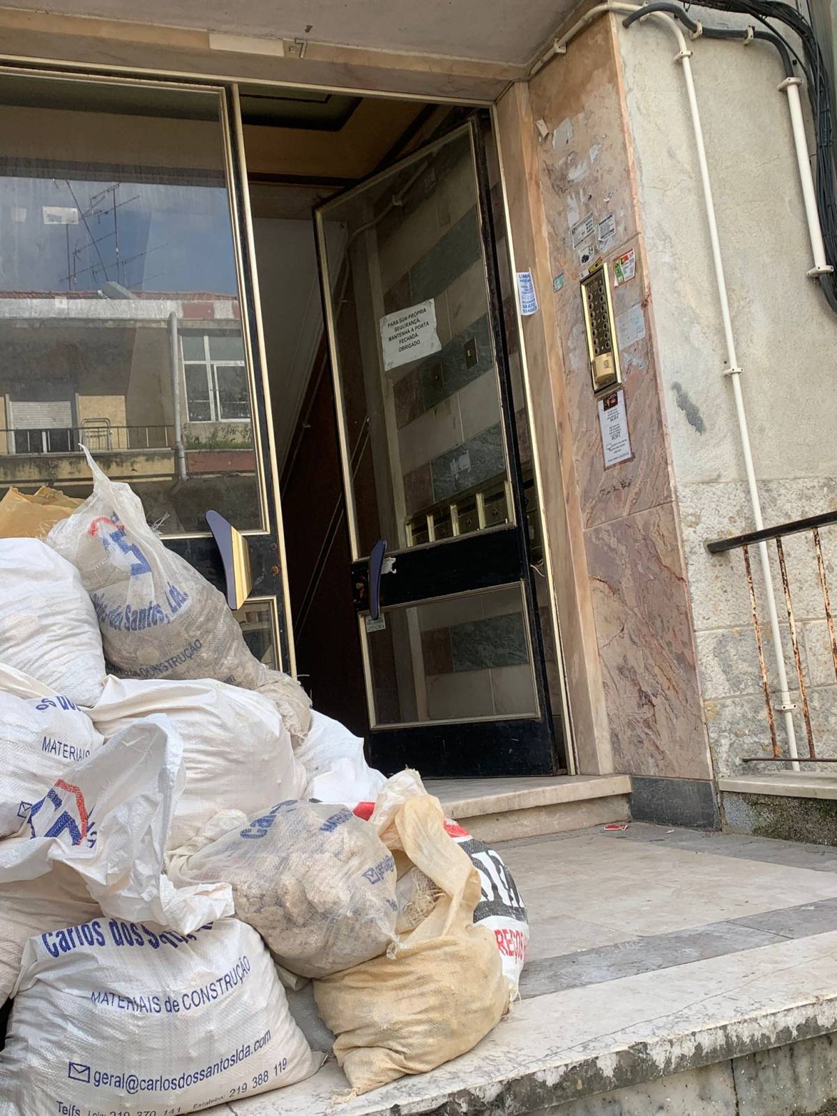 Recolha de entulho lowcost - Odivelas - Innenwand einbauen
