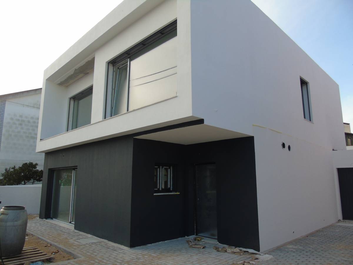 Retrospetiva D´Azul Construções - Seixal - Spezialist für Fussleistenverlegung