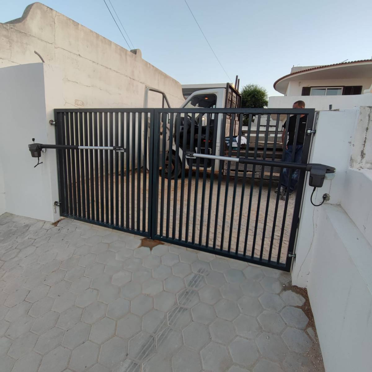 Oleksandr Zhupanyk - Lagos - Instalação de Porta para Animais de Estimação