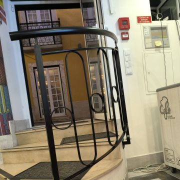 Oleksandr Zhupanyk - Lagos - Reparação de Portão de Garagem