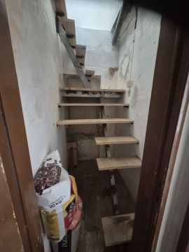 Carpinteiro (Instalação de Escadas)