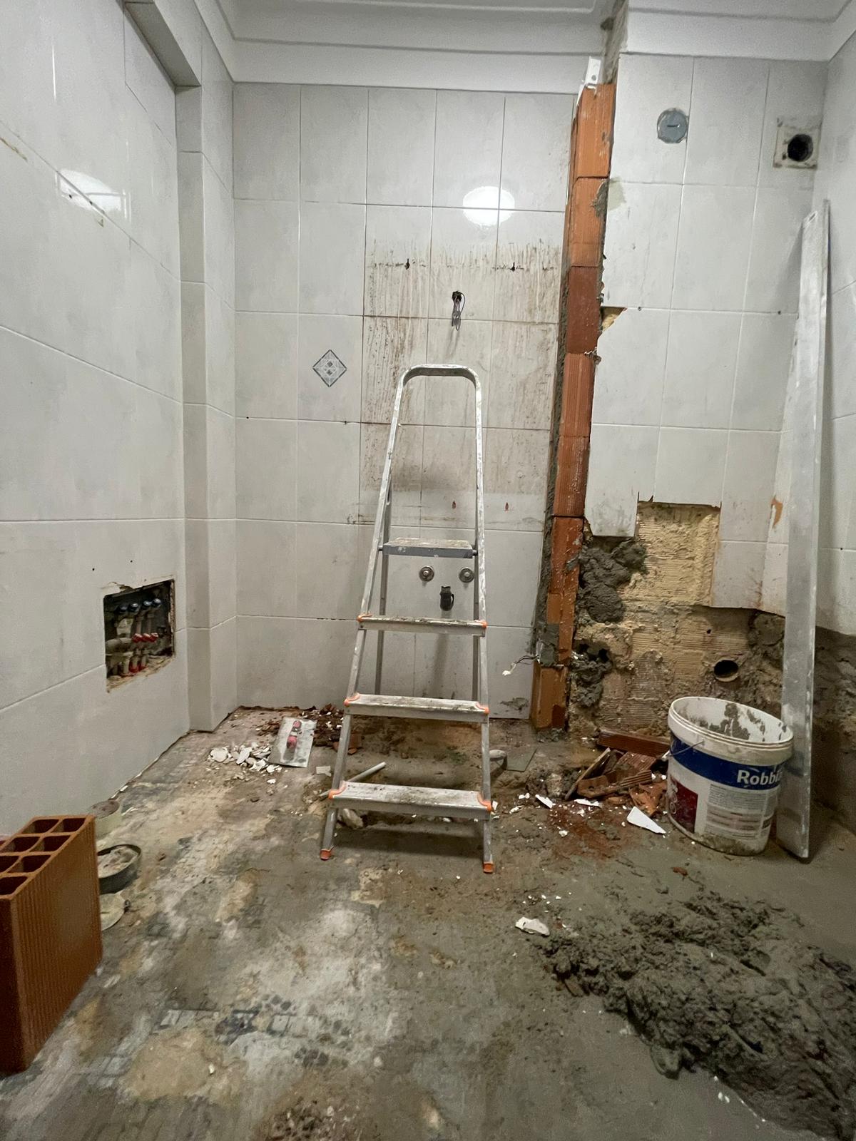 Mãos na Obra Remodelações - Seixal - Gutter Installation or Replacement