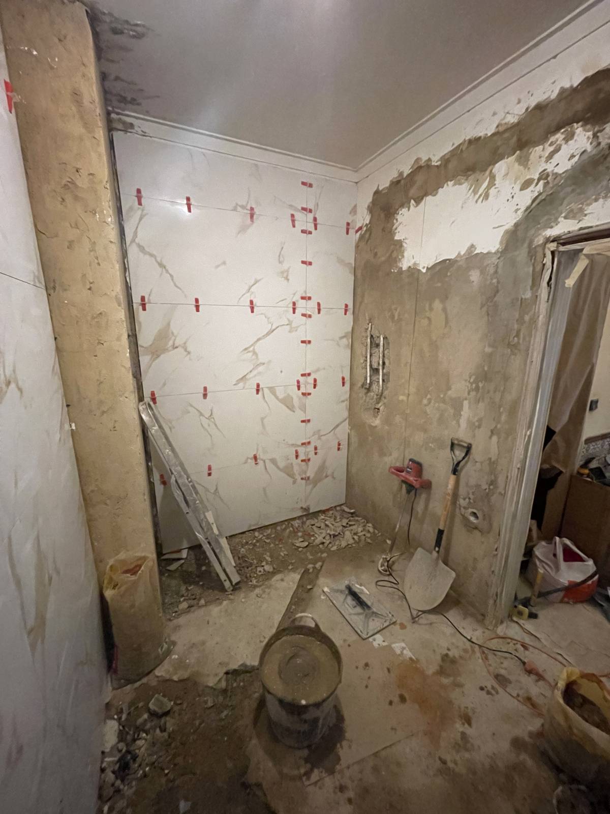 Mãos na Obra  Remodelações - Seixal - Trockenbau reparieren und Oberflächenstruktur geben
