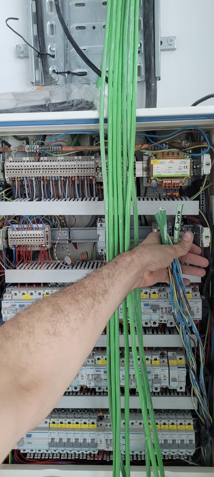 HDFS soluções elétricas ltda. - Moita - Problemas Elétricos e de Cabos