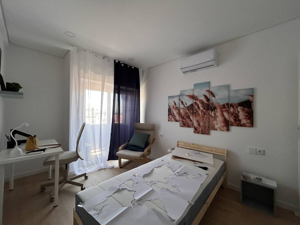 Filipa - Almada - Picture Hanging and Art Installation