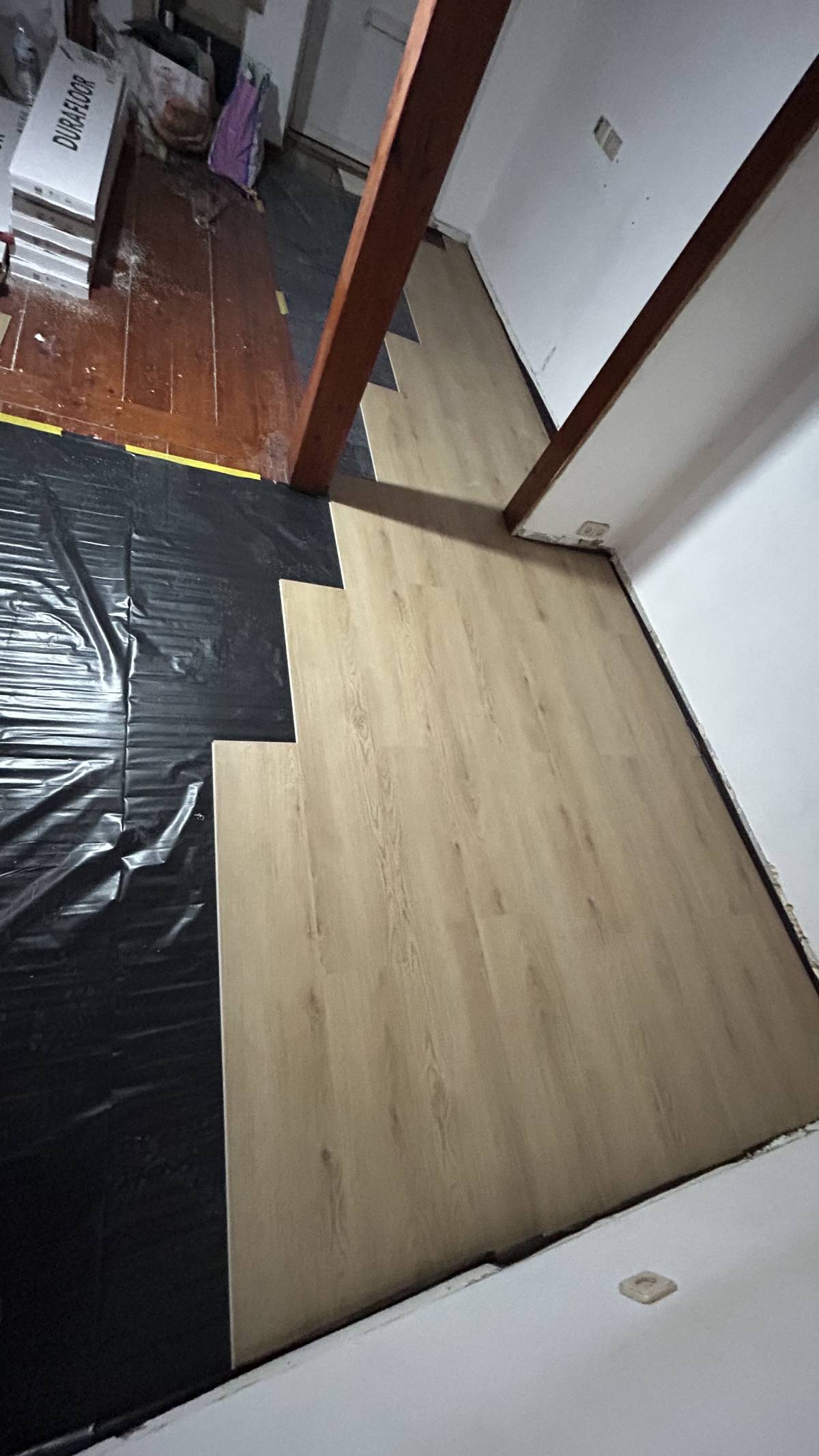 Adrian Viloria - Lisboa - Instalação de Lâmpada