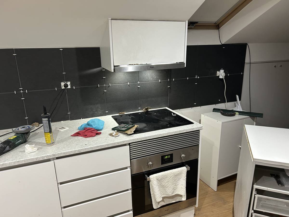 Adrian Viloria - Lisboa - Instalação de Bancada de Cozinha