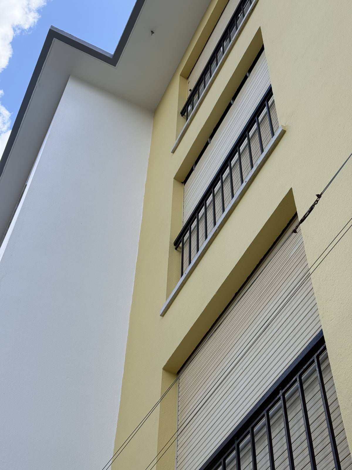 Yellow Vertical - Cascais - Pintura Exterior