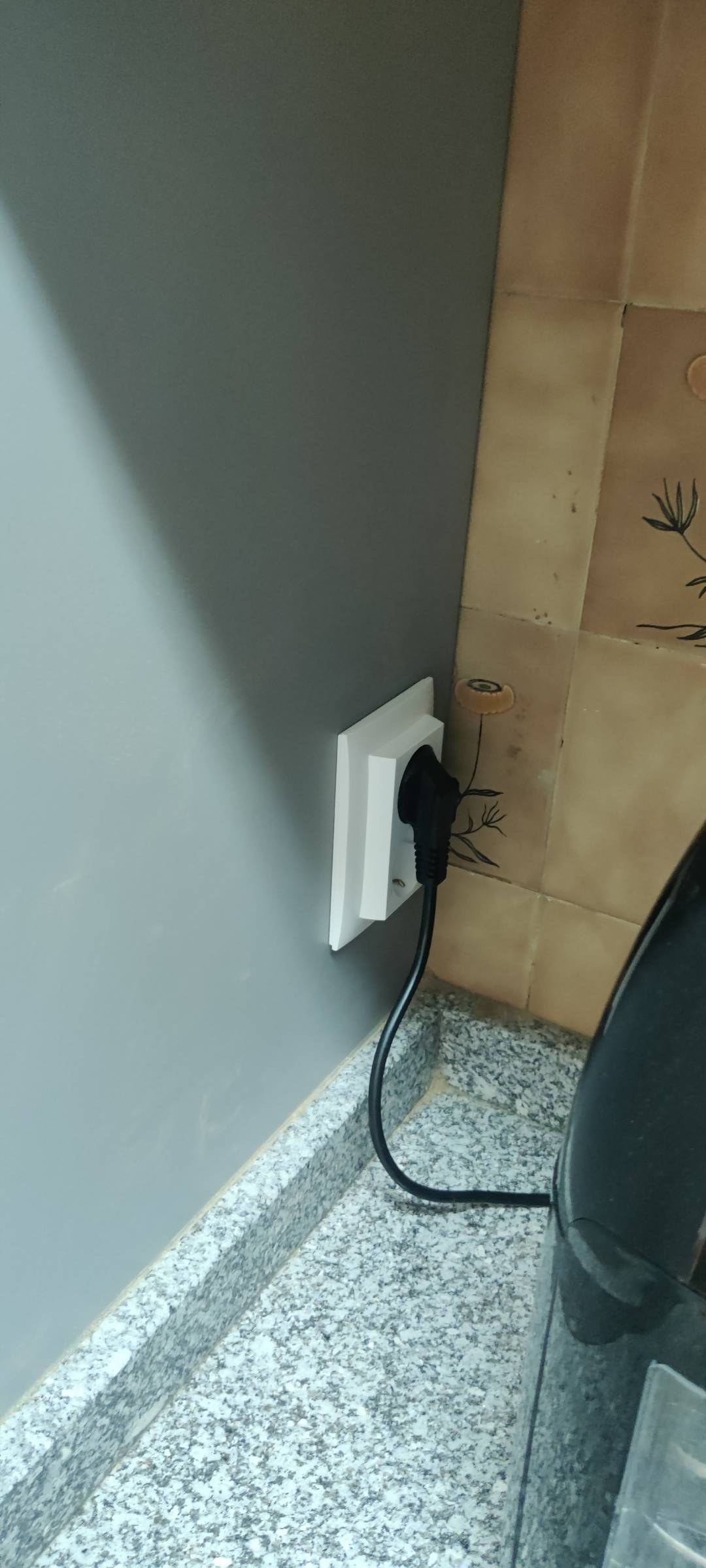 Électricien (installation de prises)